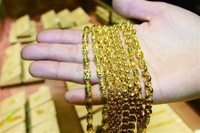 周大生摻假事件曝光引爭議，青島門店未下架產(chǎn)品引消費(fèi)者維權(quán)